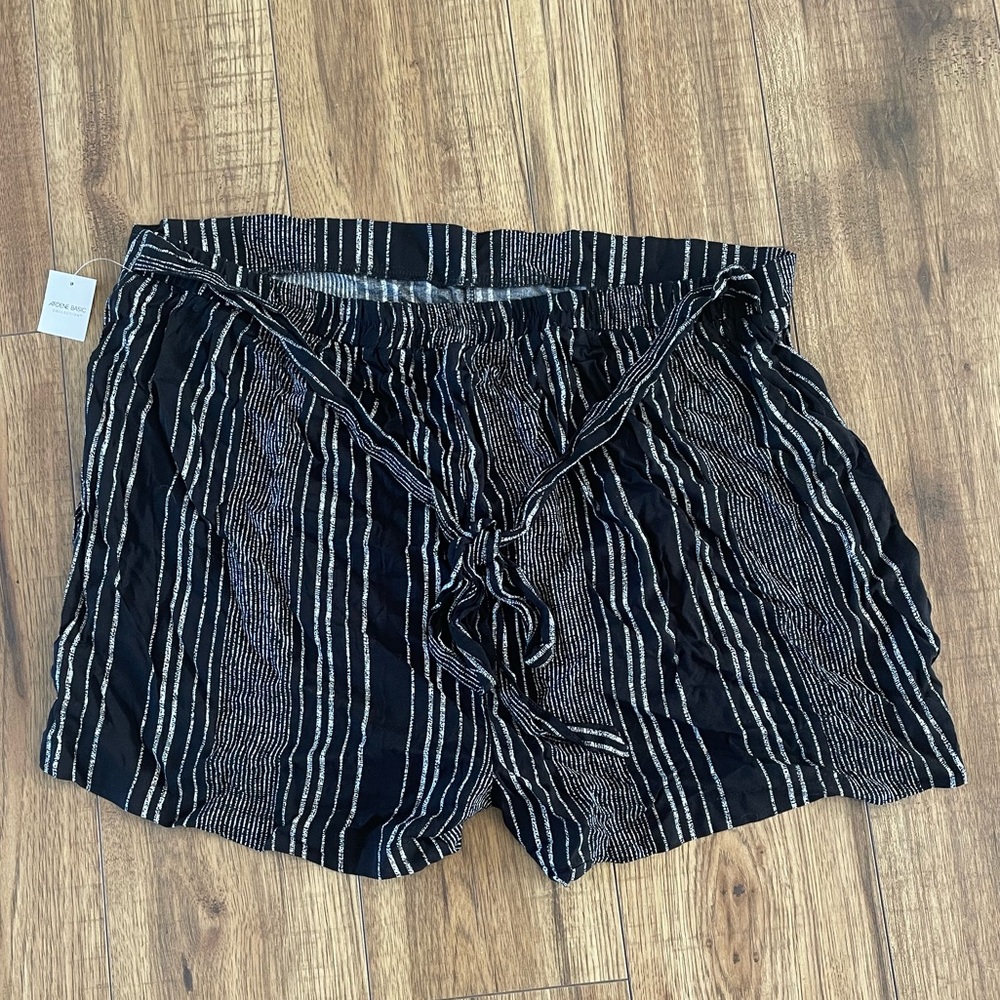 Flowy black & white shorts with cute tie